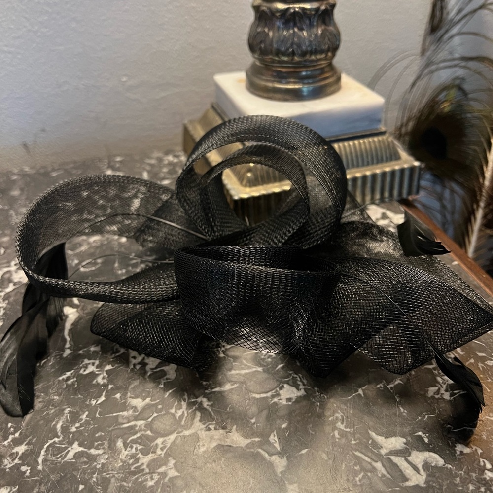 Sleek & Chic Black Organza Hair Fascinator w/Feather for Church or Gatsby!